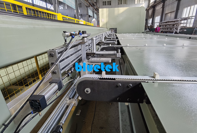 Automatic Loading of Aluminium CNC Cutting Center