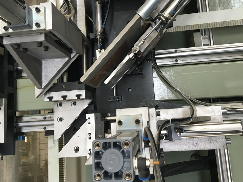 vertical PVC window four corners welding machine (3).jpg