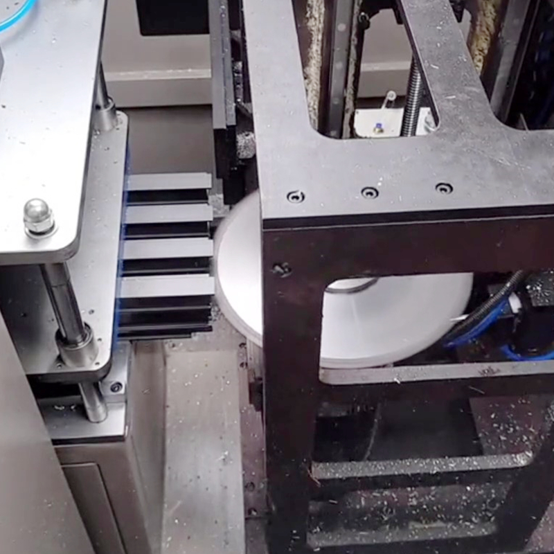 Aluminium Window CNC End Milling Machine can process 4-5 pieces of profiles at the same time.