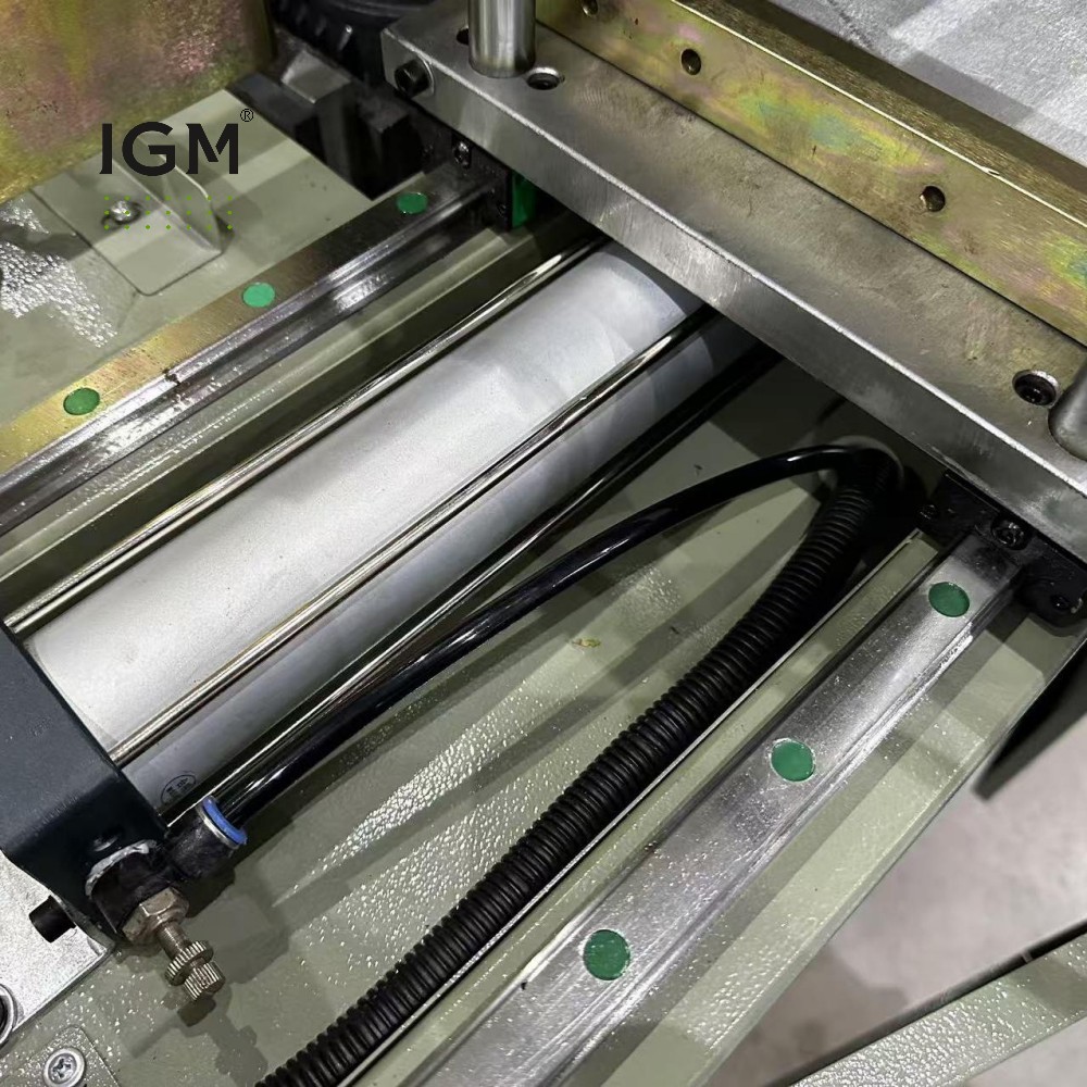 Linear square guide of DX05A-200 UPVC End Milling Machine