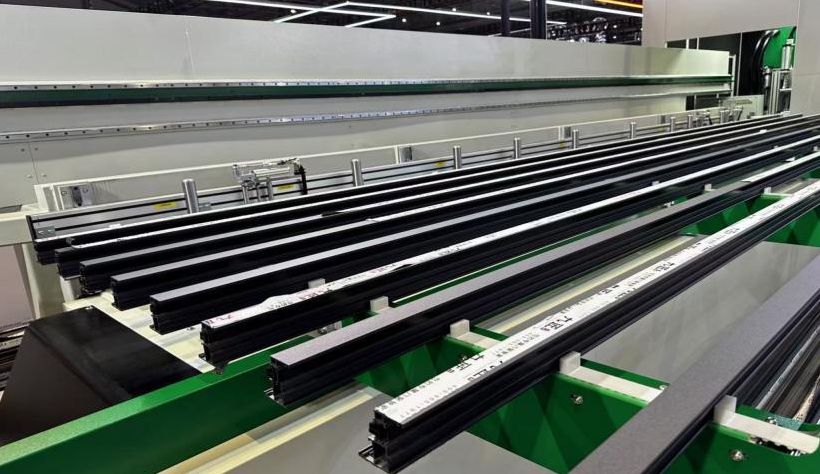 Loading profile table of aluminum window door cutting machining center